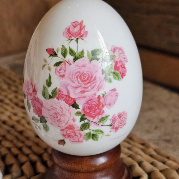 80's Hoffman Avon Porcelain Eggs With Wooden Stands, Seasons Set of 4 - Picture 2 of 11